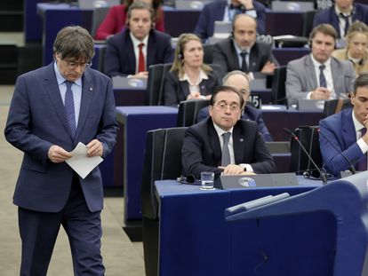 Carles Puigdemont, José Manuel Albares y Pedro Sánchez, el miércoles en el pleno en Estrasburgo.
