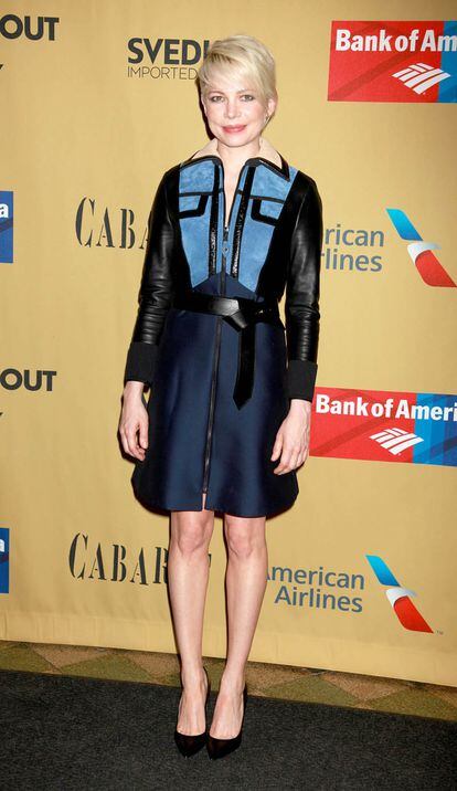 Michelle Williams es otra de las que apuesta por los nuevos aires de Nicolas Ghesquière al frente de Louis Vuitton. Un diseño en tonos azules y negro que acentúa la figura de la actriz con un cinturón.