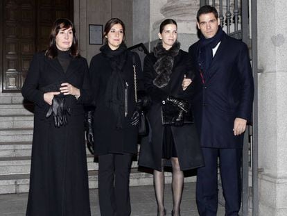 Carmen Martínez Bordiú, Cynthia Rossi, Margarita Vargas y Luis Alfonso de Borbón durante la misa funeral por Carmen Franco en Madrid. 
 