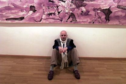 Antonio Beneyto con una de sus obras, en 2002.