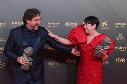 Javier Bardem y Blanca Portillo, con sus premios a los mejores intérpretes protagonistas.