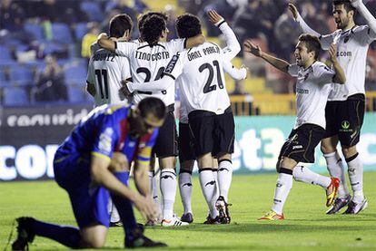 Los jugadores del Valencia celebran el gol de Aduriz.