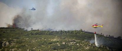 Helicópteros antiincendios trabajan en el fuego de Aiguamúrcia (Alt Camp).