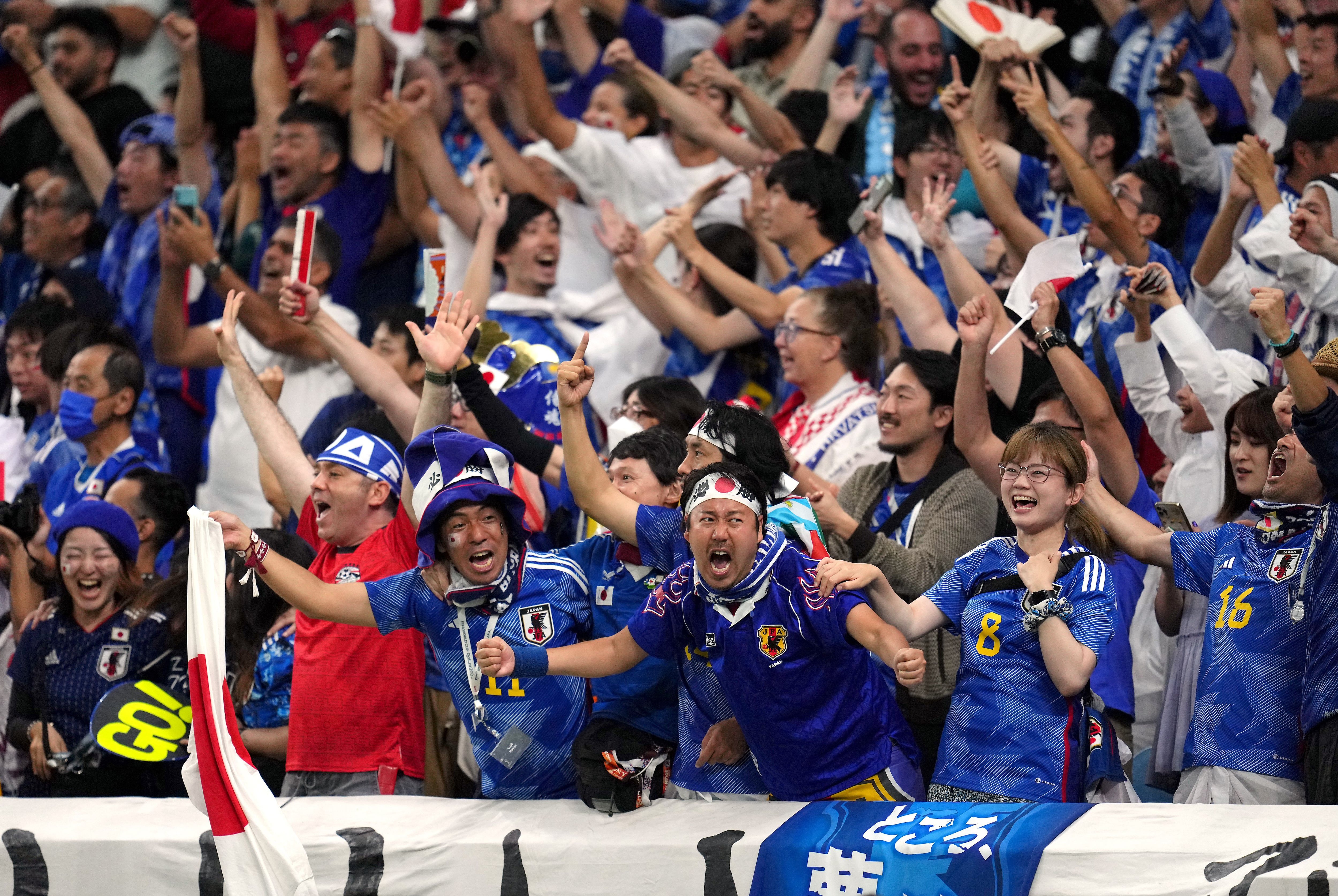 Aficionados de Japón animan desde la grada.