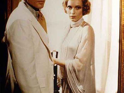 Ralph Laurent diseñó en 1974 el vestuario de la película <i>El Gran Gatsby,</i> dirigida por Jack Clayton. En la imagen, sus protagonistas, Robert Redford y Mia Farrow.
