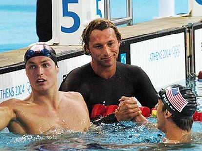 Ian Thorpe (en el centro) recibe la felicitación de Michael Phelps, junto a Pieter van den Hoogenband.