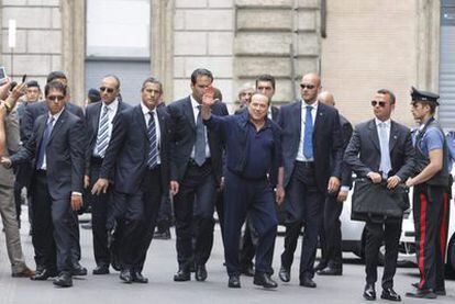 El primer ministro italiano, Silvio Berlusconi, saluda a su llegada a la reunión con la dirección de su partido, hoy en Roma.