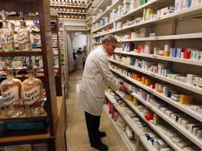 Un empleado ordena medicamentos en una farmacia.