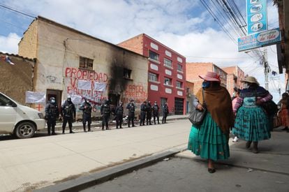 Mujeres movilizadas contra el asesino múltiple, durante una protesta esta semana que llegó hasta las puertas del Tribunal de Justicia de La Paz. 
