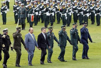 El presidente de Colombia, Juan Manuel Santos, con el ministro de Defensa Luis Carlos Villegas y la c&uacute;pula militar 