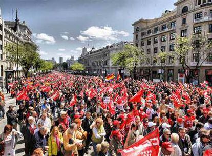 Vista de la manifestación celebrada ayer en el centro de Madrid convocada por UGT y CCOO y en la que se reclamó al Gobierno que no ceda ante la patronal CEOE.