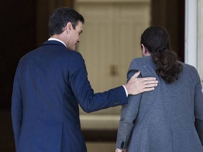 Pedro Sanchez recibe en el Palacio de La Moncloa al líder de Unidas Podemos, Pablo Iglesias.