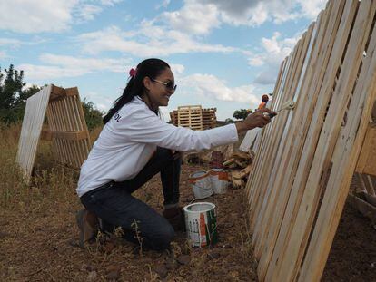 Empleados de Soltec en México colaboran en la construcción de mobiliario para parques infantiles con madera donada por la empresa.