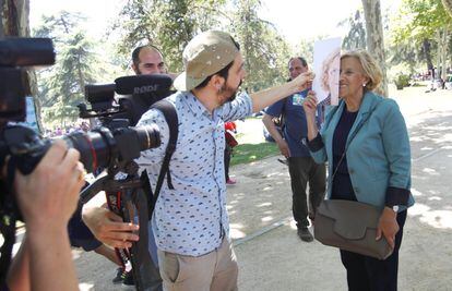 Manuela Carmena, candidata de Ahora Madrid al Ayuntamiento de Madrid, en la pradera de San Isidro, el 15 de mayo de 2015.