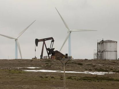 Pozo de extracción de petróleo en desuso en Sargentes de Lora (Burgos). 