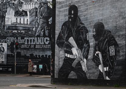 Un residente local paseaba en abril junto a un mural paramilitar en Belfast, Irlanda del Norte.