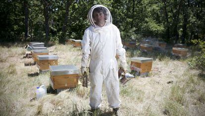 Nacho Gonz&aacute;lez, un ecoh&eacute;roe de la sierra de Guadarrama, junto a sus colmenas de abejas.
