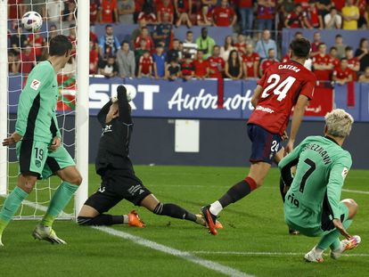 Con este remate, Griezmann marcó el primer gol en el Osasuna-Atlético (0-2) disputado este jueves en Pamplona.