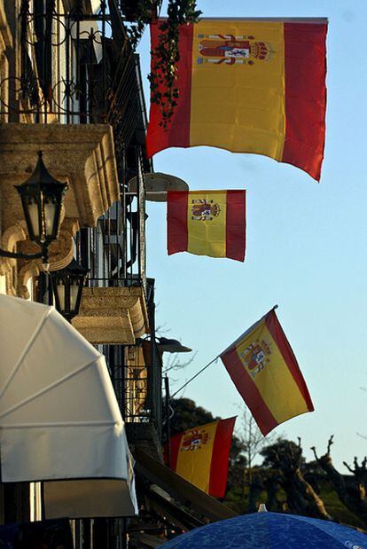 Decenas de banderas españolas ondean en la localidad portuguesa de Valenca do Minho en protesta por el cierre de sus urgencias sanitarias y como agradecimiento al cercano municipio gallego de Tui, al que han acudido ya algunos enfermos.