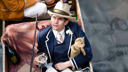 Sebastian Flyte y su 'teddy bear' Aloysius en la versión cinematográfica de 'Retorno a Brideshead'.