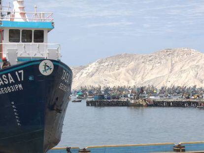 Un barco de la flota de TASA en el puerto peruano de Chimbote, al norte de Lima.
