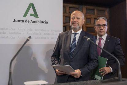 Los consejeros andaluces de Educación, Javier Imbroda, y de Presidencia, Elías Bendodo.