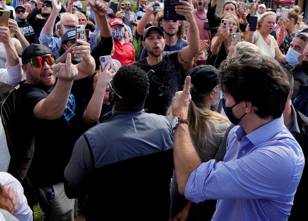 Un grupo de manifestantes lanza piedras contra Trudeau en un acto electoral  | Internacional | EL PAÍS