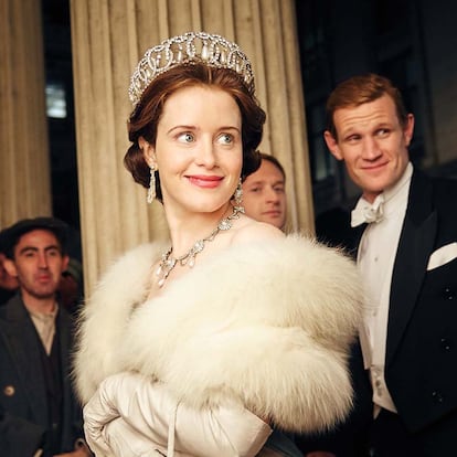 Claire Foy y Matt Smith (The Crown).
Hasta la reina cobra menos que su consorte. Ella es la protagonista indiscutible pero Claire Foy (la reina Isabel II en la serie) cobró menos que Matt Smith, quien interpreta a su marido, el príncipe Felipe de Edimburgo. Foy cobró aproximadamente 32.000 euros por episodio, mientras que se desconoce el sueldo de Smith. Esto no volverá a ocurrir, tal y como ha asegurado Suzanne Mackie, directora creativa de la compañía que produce la serie, Left Bank. "De ahora en adelante, nadie cobrará más que la reina", ha afirmado Mackie, según recoge Variety.