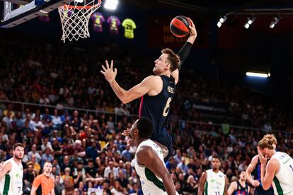 Vesely entra a canasta ante el Unicaja.