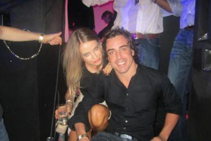 El piloto Fernando Alonso con la modelo Xenia Tchoumitcheva, en una imagen de Twitter.