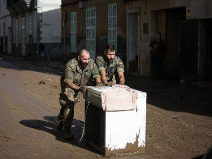 Dos militares participan en la limpieza de Sant Llorenç des Cardassar.