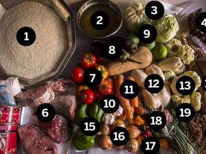 En la imagen, los ingredientes del 'ceebujën', cuyos nombres, en español y en wolof, se pueden consultar al final del artículo. En el vídeo, elaboración del plato por la cocinera Seynabou Dbiouge en el restaurante Darou Salam de Saint Louis, en Senegal.
