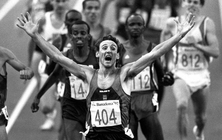 Fermín Cacho entra victorioso en la meta en la final de 1.500 metros de los Juegos Olímpicos de Barcelona, el 8 de agosto de 1992.