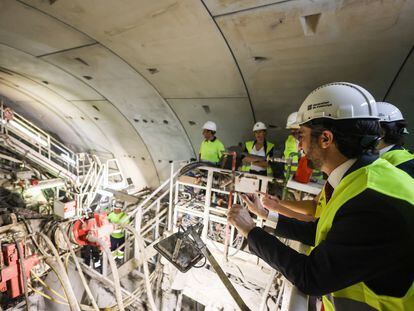 El vicepresidente catalán, Jordi Puigneró, en una visita a las obras de la línea 9 del metro de Barcelona.