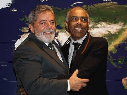 Gilberto Gil y Lula da Silva, despidiéndose el miércoles en Brasilia.