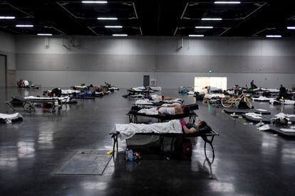 FILE PHOTO: People sleep at a cooling shelter set up during an unprecedented heat wave in Portland, Oregon, June 27.   REUTERS/Maranie Staab/File Photo