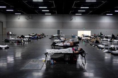 FILE PHOTO: People sleep at a cooling shelter set up during an unprecedented heat wave in Portland, Oregon, June 27. REUTERS/Maranie Staab/File Photo