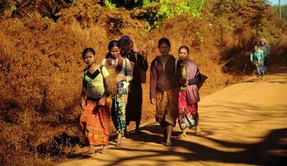 Mujeres indígenas de la región de Ratanakiri, en Camboya, caminan de vuelta a casa tras haber acudido a un mercado matutino. 