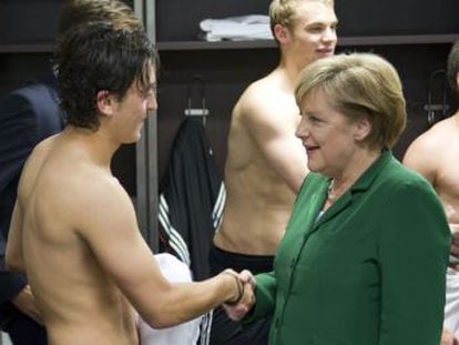 La renuncia del jugador tras denunciar una campaña xenófoba conmueve al país. El internacional, de origen turco, fue utilizado por Merkel como símbolo de la integración