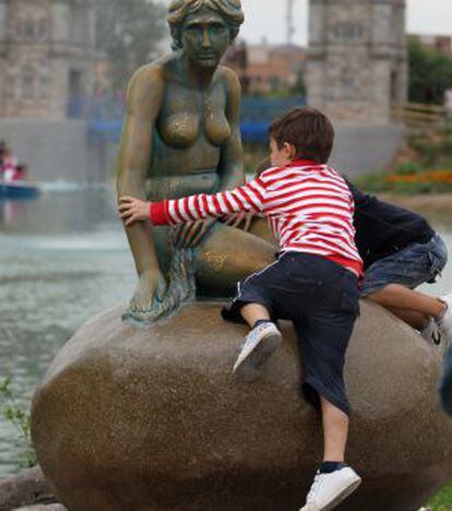 Imagen de las reproducciones de la sirena de Copenhague y la torres de Londres.