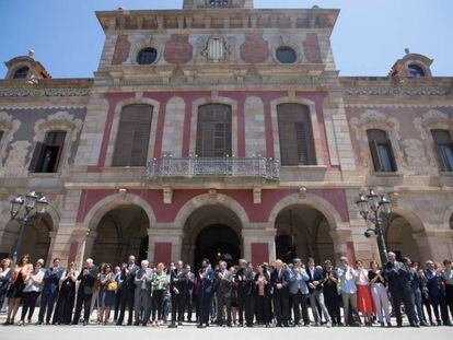 Quim Torra, Roger Torrent y los diputados de Junts per Catalunya, Esquerra, la CUP y En Comú Podem, en el Parlament
