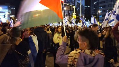 Una manifestante con la bandera palestina durante la protesta contra la reforma judicial en Tel Aviv, el pasado día 18.
