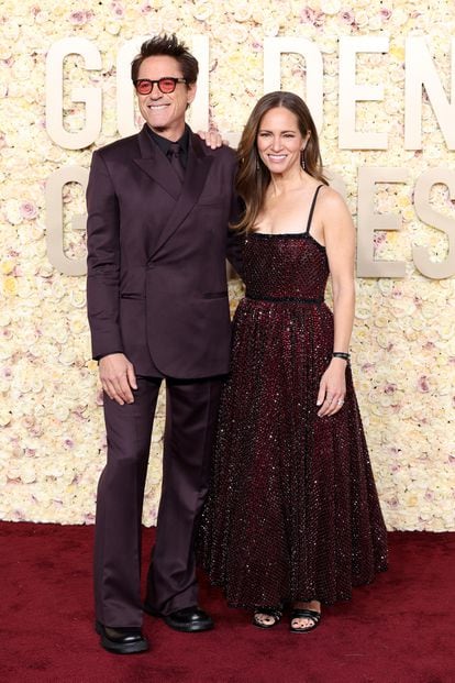 Robert Downey Jr. junto a su mujer, Susan Downey. El actor se llevó el Globo de Oro a mejor actor de reparto por su trabajo en 'Oppenheimer'.