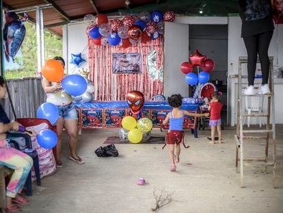 Un grupo de mujeres preparan una fiesta infantil en el restaurante comunitario de La Fila, en Colombia