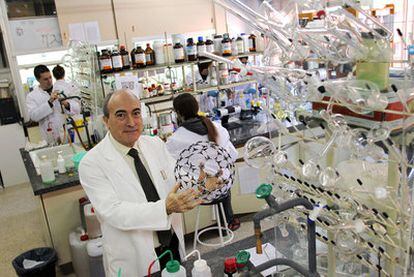 Nazario Martín León, presidente de Sociedad Española de Química, sostiene en la mano un modelo de la molécula de fulereno.