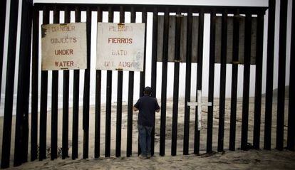 El muro fronterizo entre México y EE UU a la altura de Tijuana.