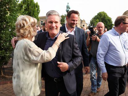 El líder del Partido Laborista, Keir Starmer, saluda a una votante en Osset el pasado 24 de junio