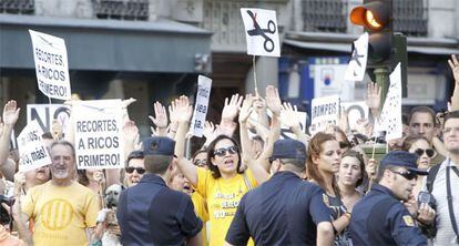 Manifestación convocada por el movimiento Democracia Real Ya frente a la sede del PP en la calle de Génova (Madrid).