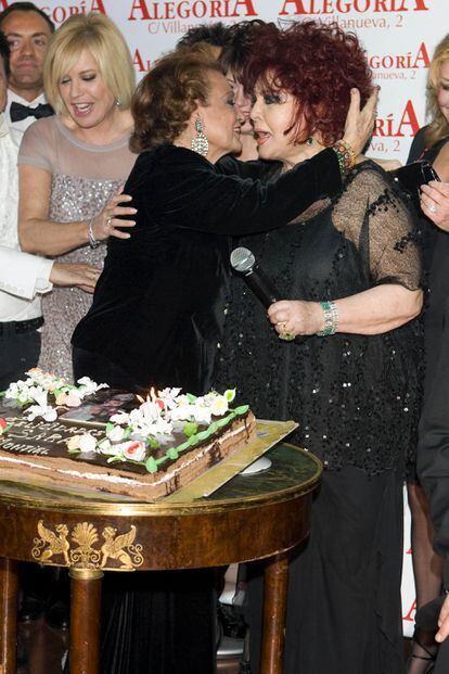 Carmen Sevilla abraza a Sara Montiel en el cumpleaños de esta última. Detrás de ellas, Bárbara Rey.