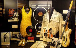 Una vitrina dedicada a Ike y Tina Turner, en el museo de Stax Records, en Memphis (Tennesse).